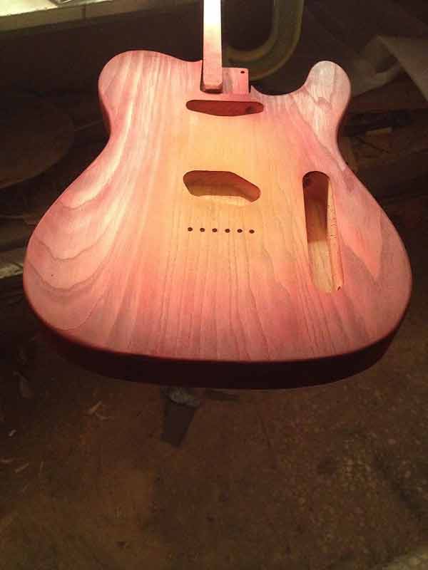 Четвёртый слой красителя для гитарного корпуса