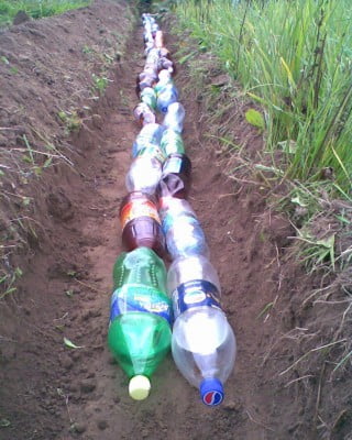 Фото: Дренаж из пластиковых бутылок