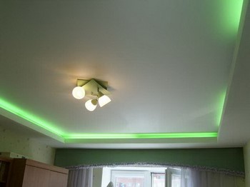 Натяжной потолок с зеленой подсветкой