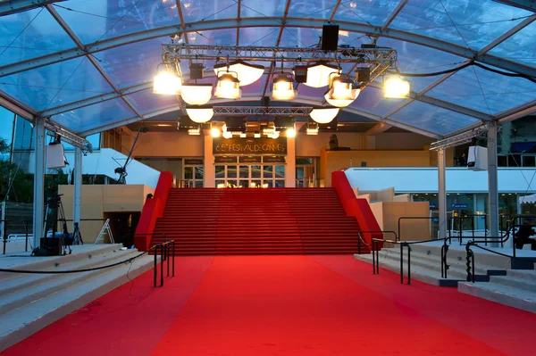 Знаменитый красный ковер шаги Каннах фильм фестиваля дворец — стоковое фото