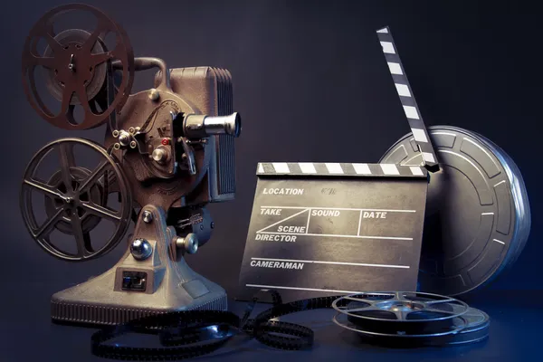 Старый кинопроектор и объекты кино — стоковое фото