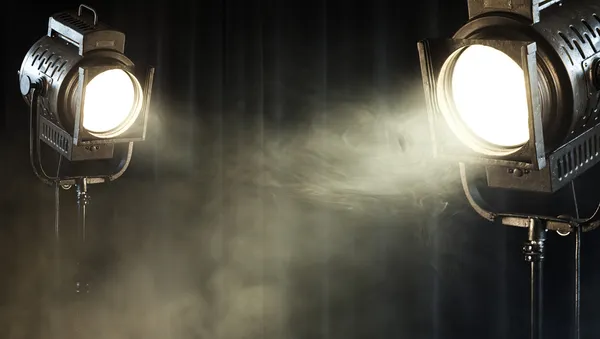 Старинный театральный свет пятна на черном занавесе с дымом — стоковое фото