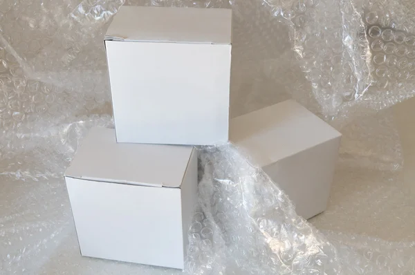 Белой коробки и воздушный пузырь — стоковое фото