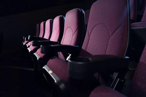 Строка Красный Мест Пустой Темной Кино — стоковое фото