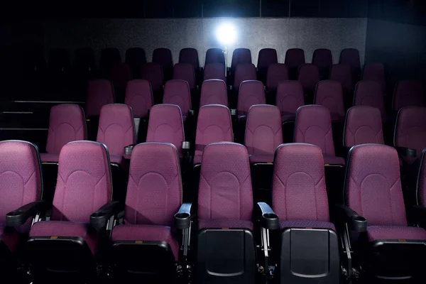 Красный Мест Пустой Темной Кинотеатр Подсветкой — стоковое фото