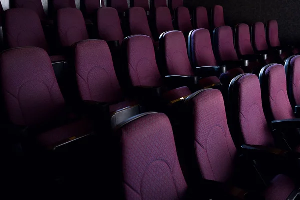Красный Мест Пустой Темной Кинотеатр — стоковое фото