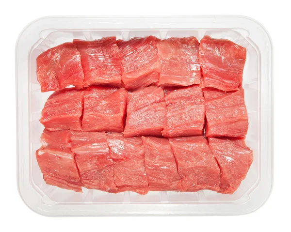 Куски сырого мяса в коробке, изолированные на белом фоне — стоковое фото